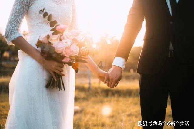 江疏影身穿墨绿色长裙 尽显优雅气质